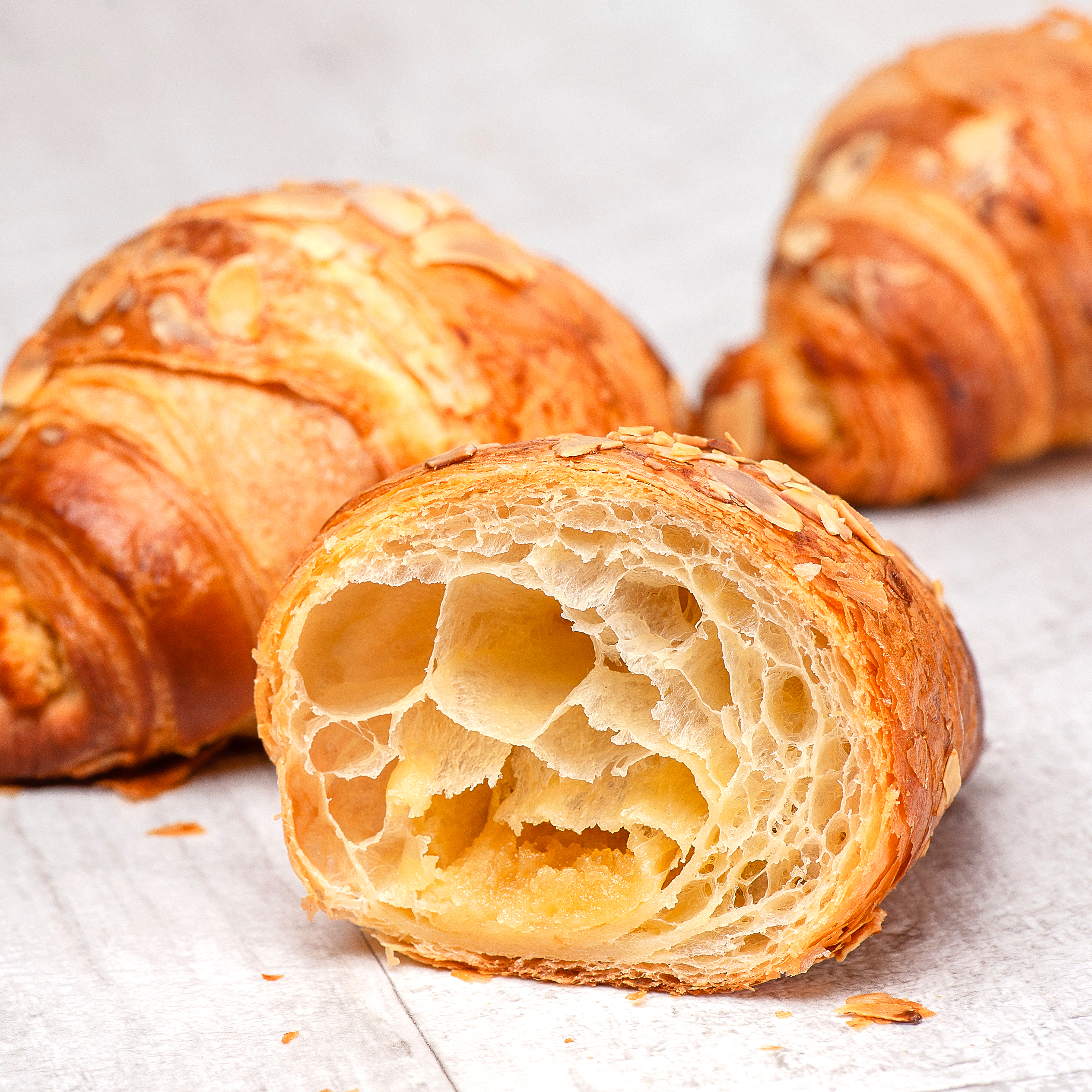 Круассан для выпекания new с миндалем и миндальным кремом 2.850 кг. 30 шт (1) ДФ 380 купить в Донецке - Сушиман